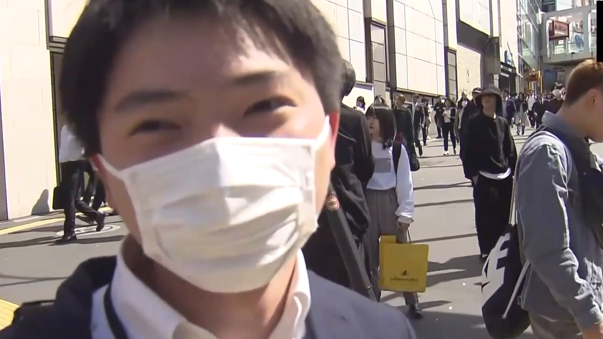 Хафу предпочитающий сохранить свою анонимность из-за опасений в дискриминации, дает интервью одному из центральных японских каналов 