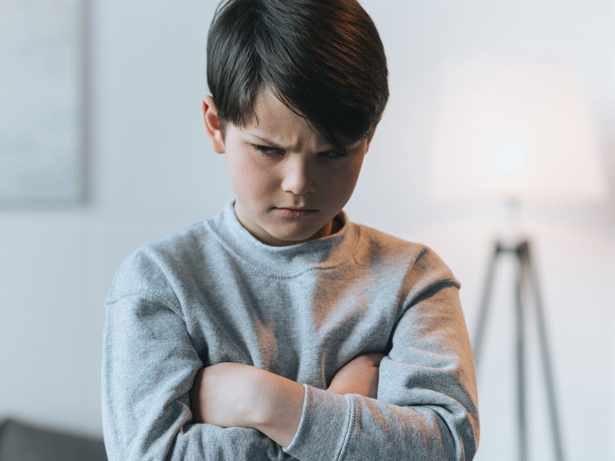 Обиженная маленькая девочка. Обиженная девочка. Плачущая девочка. Родители обижают детей. Начинать обижаться.