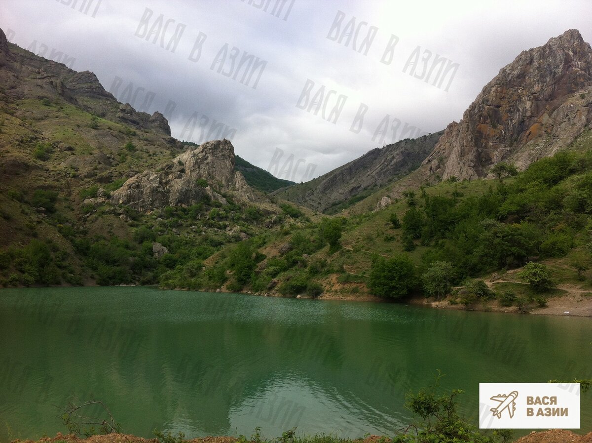 Горное озеро в Зеленогорье, Крым, Россия, май 2019 г.