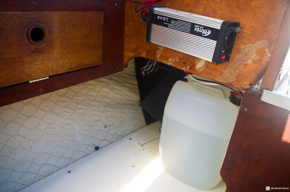 Вот это и есть тот самый "гроб", то есть место на койке, расположенное под кокпитом.