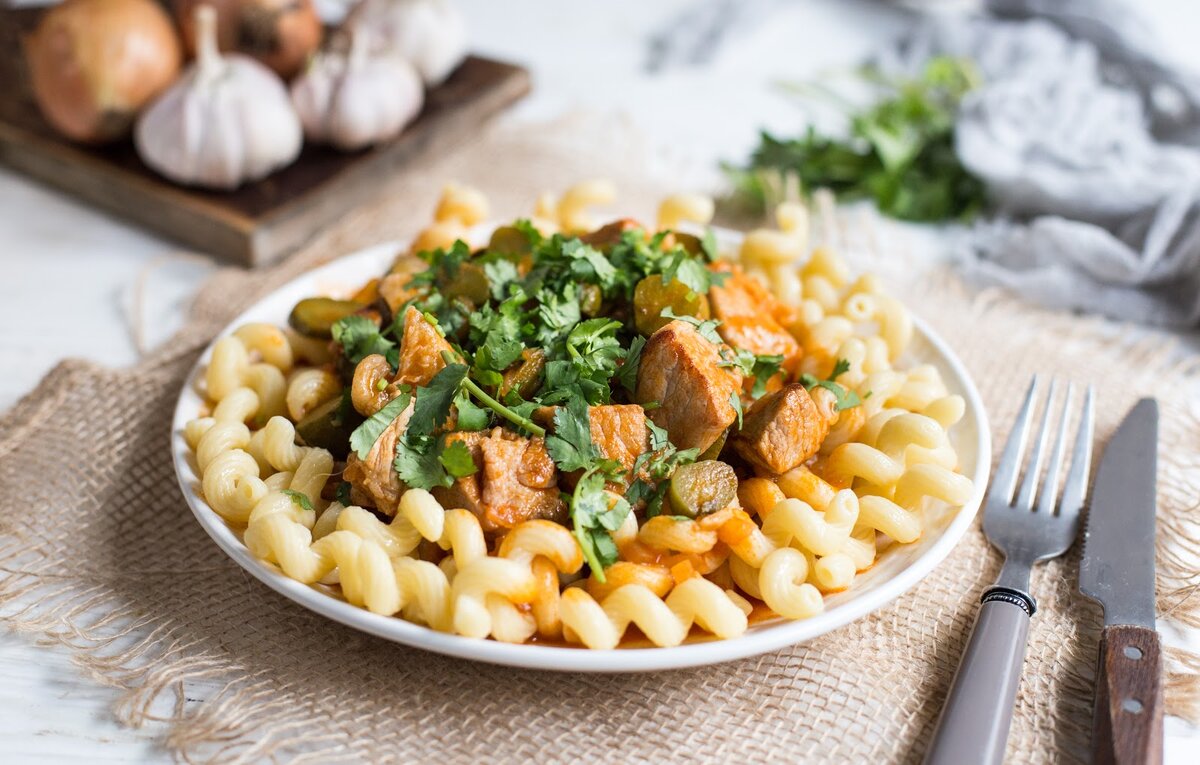 Дзен домашняя кухня. Салат президент с мясом. Паштет из шпрот с яйцом. Вывески кафе домашней кухни. Логотип кафе домашняя кухня.