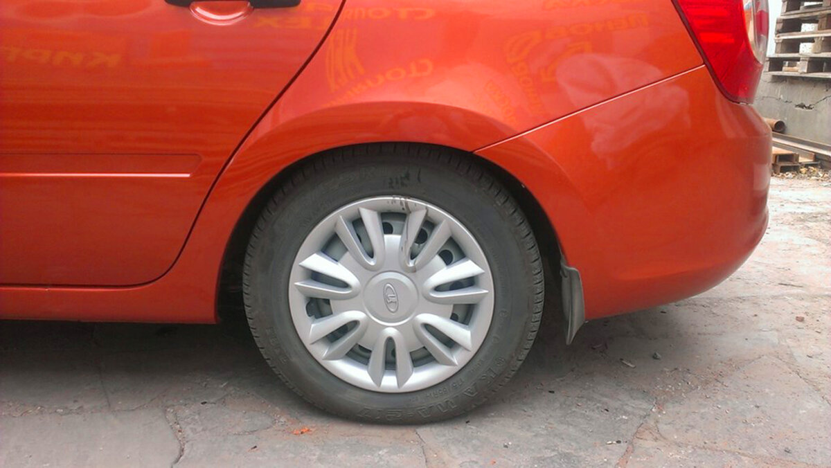 Колпаки на колёсах Лада Гранта. Фото использовано в качестве иллюстрации. Источник — сервис «Яндекс Картинки».