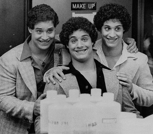 Дэвид Келлман, Эдвард Галланд и Роберт Шафран, 1980 год. Все фото и информация отсюда: https://mel.fm/roditeli-i-deti/9820715-three_brothers?utm_referrer=https%3A%2F%2Fzen.yandex.com