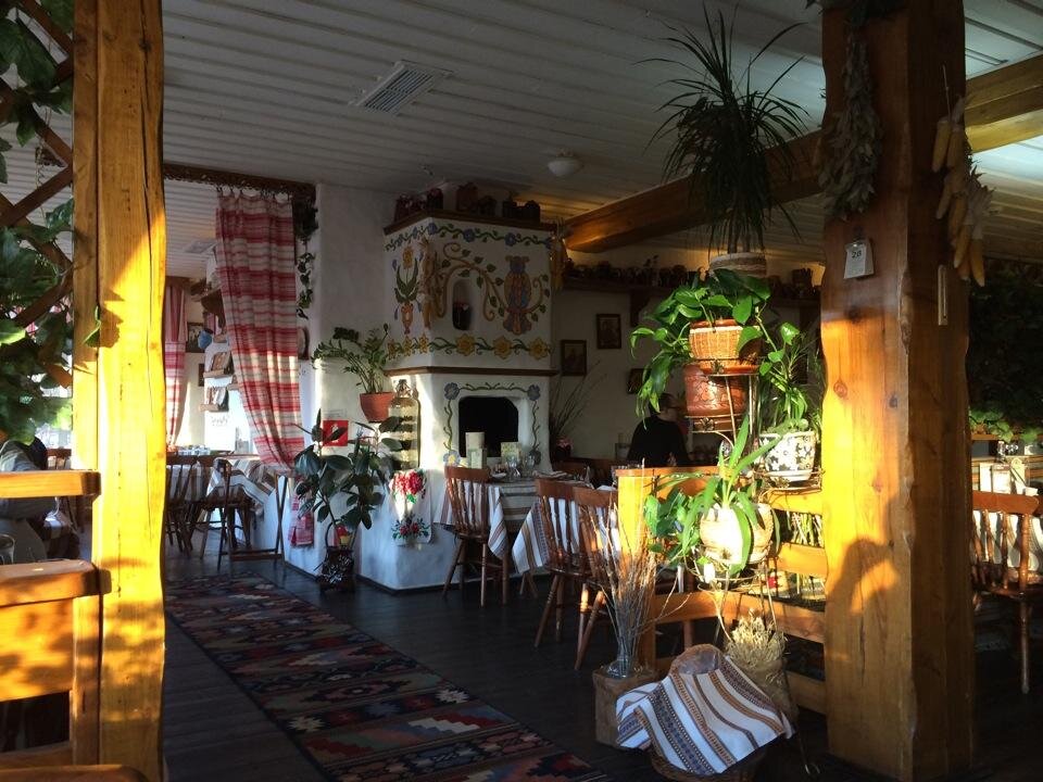 Интерьер корчмы "Тарас Бульба" выполнен тщательно продуманных национальных традициях.