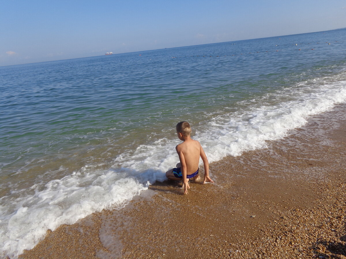 Сын. Наслаждается морем