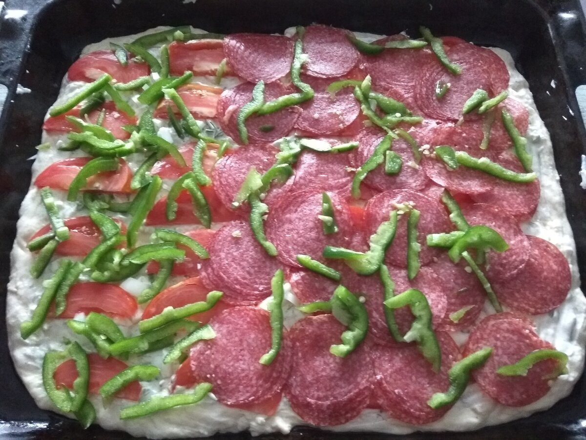 Когда говорят о домашней пицце вспоминается детство и первые поиски идеального рецепта, для своей фирменной пиццы. Да это не пицца из итальянского ресторана и не сделана специально обученным на то человеком. Но тем не менее от горячей домашней пиццы мало кто откажется))))