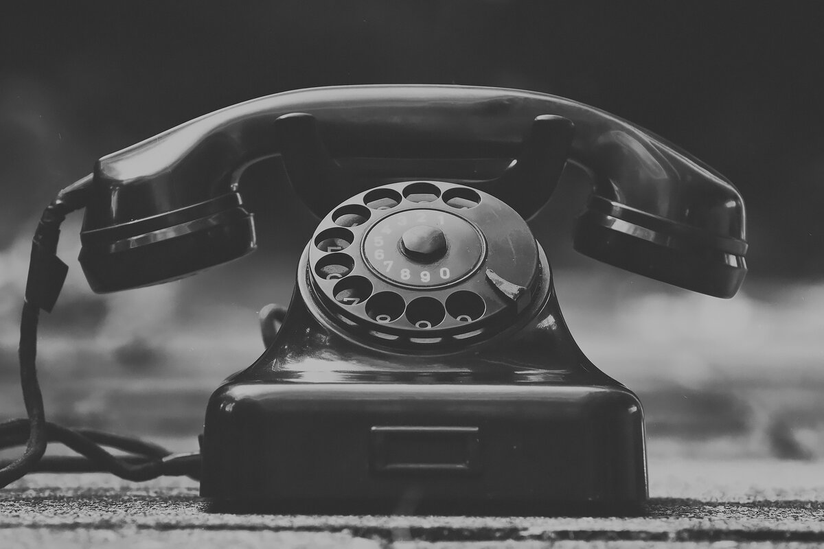 https://pixabay.com/photos/phone-old-year-built-1955-bakelite-3594206/