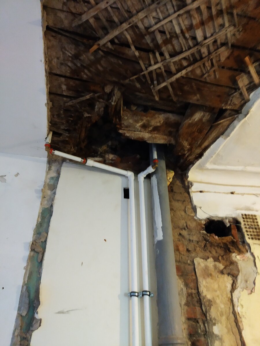 Балка на потолке тоже сгнила
