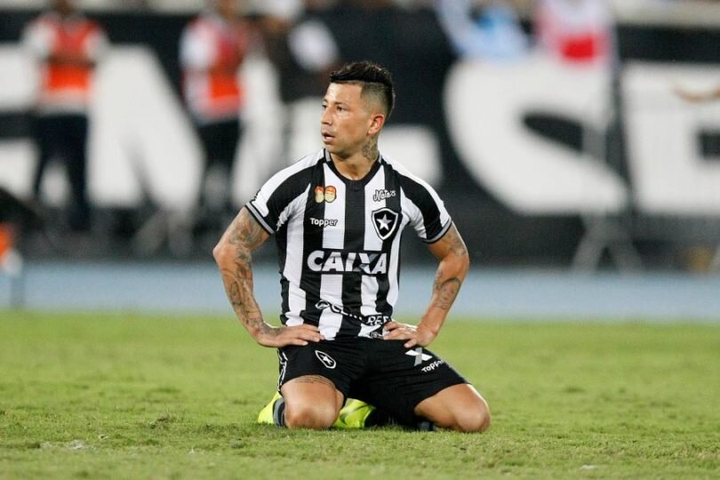 Чилийский футболист Леонардо Валенсия //eldinamo.cl