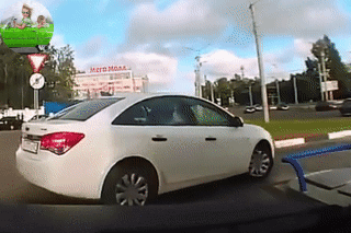 Выезжая с заправки, врезалась в металлический ограничитель зон.