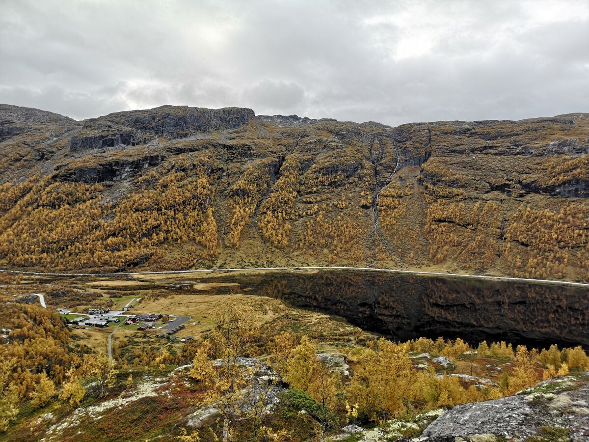 Вид на озеро и хостел