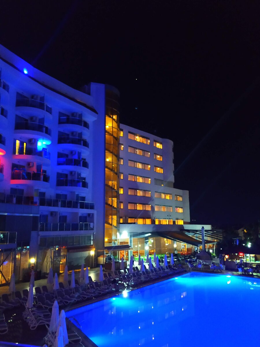 Панорама вечернего отеля