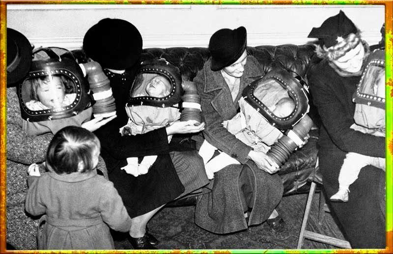 Матери со своими детьми на тренировке по использованию противогазов для младенцев