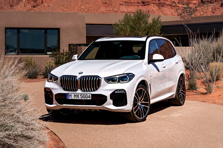 Компания BMW была основана в 1916 г. в Мюнхене, как завод авиационных двигателей. В 1923 г. фабрика выпускает свой первый мотоцикл. Пять лет спустя BMW приобретает автомобильный завод в Айзенахе, а вместе с ним — лицензию на производство небольшого автомобиля под названием Dixi. Эта машина была разработана в Мюнхене, как и все последующие продукты BMW, однако производилась в Айзенахе до сороковых годов.

В 1932 г. выходит модель BMW 3/20. С 1933 года производитель начинает выпускать 6-цилиндровые двигатели и автомобиль BMW 303. В 1936 г. компания начинает производство самого успешного в Европе спорткара с двухлитровым двигателем — BMW 328. А два года спустя эта модель выигрывает в своем классе тысячемильную итальянскую гонку Mille Miglia.

В 1934 г. подразделение авиационных моторов становится независимым отделением под названием BMW Flugmotorenbau GmbH. В 1939 г. компания приобретает фирму Brandenburgische Motorenwerke в Берлине-Шпандау, и с ней специализированные фабрики в городах Басдорф и Цюльсдорф. Во время Второй мировой войны производство машин было приостановлено. К концу войны фабрики в Басдорфе и Цюльсдорфе, Айзенахе и Дюррерхофе были потеряны, а завод в Мюнхене демонтирован. Победившие союзники вводят трехлетний мораторий на производство, поскольку компания участвовала в поставках авиадвигателей и ракет.
