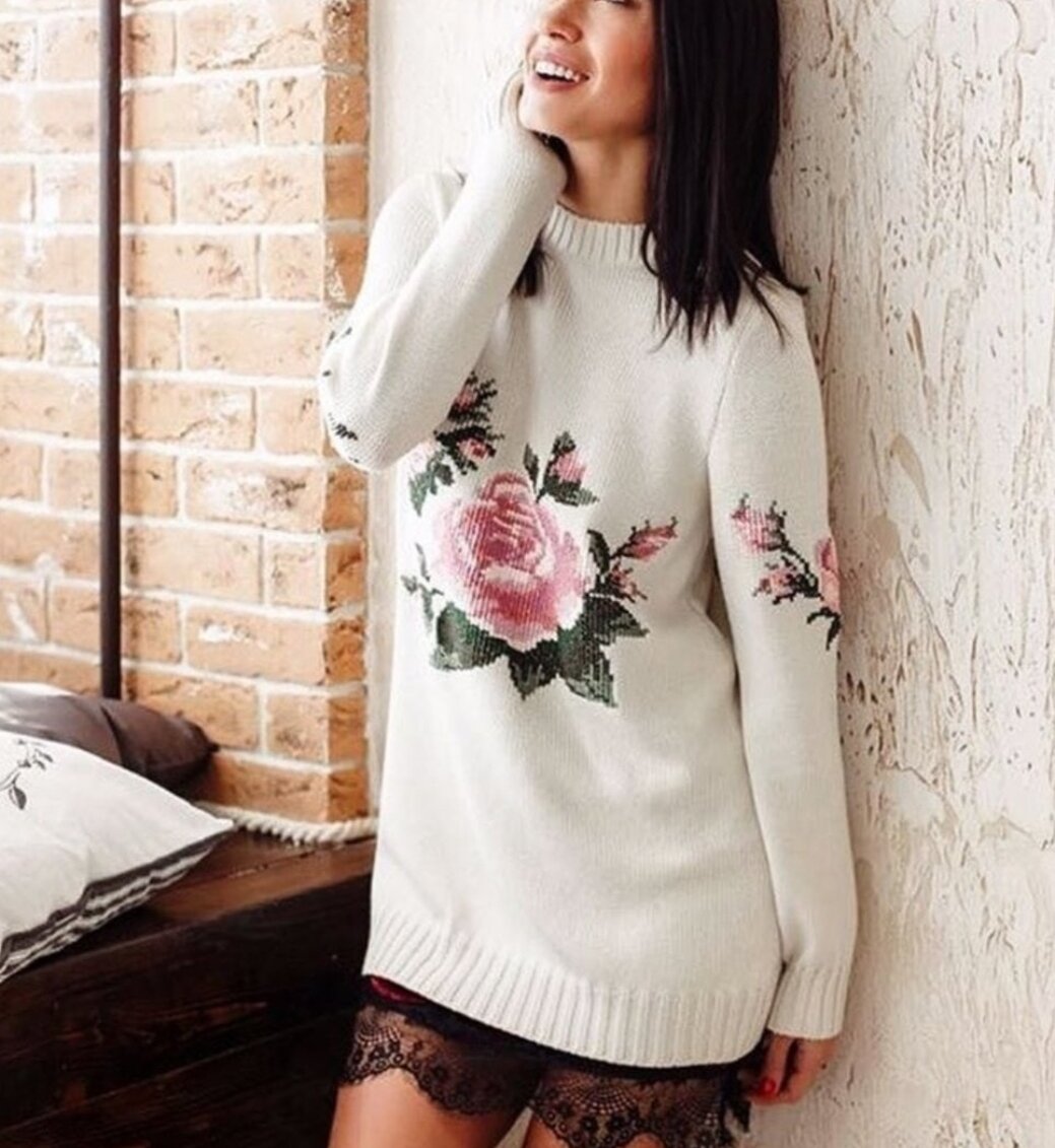 Белый свитер с цветком