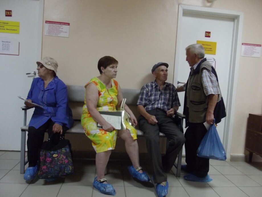 Это действительность. Мужчина хочет зайти спросить, а другой дедушка ждет своей очереди