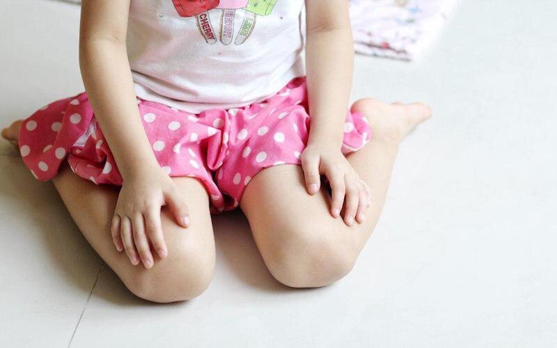 W-позиция ног у ребенка — неправильная поза при игре