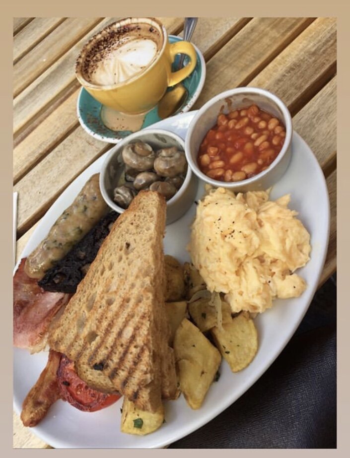 The Full Monty - Bacon, sausage, Doreenʼs black pudding, home-style potatoes, creamy mushrooms, beans, tomato, eggs & toast 11.50£