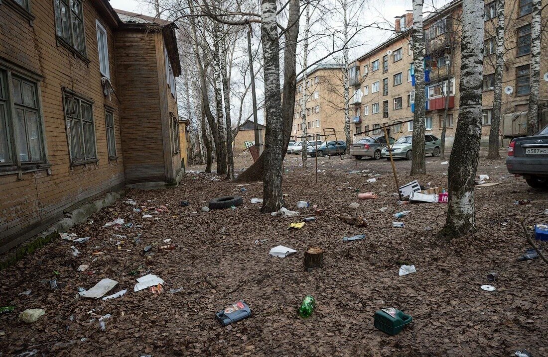 Плохой город. Сыктывкар трущобы Варламов. Грязный двор. Двор в России ужасный. Грязная улица.