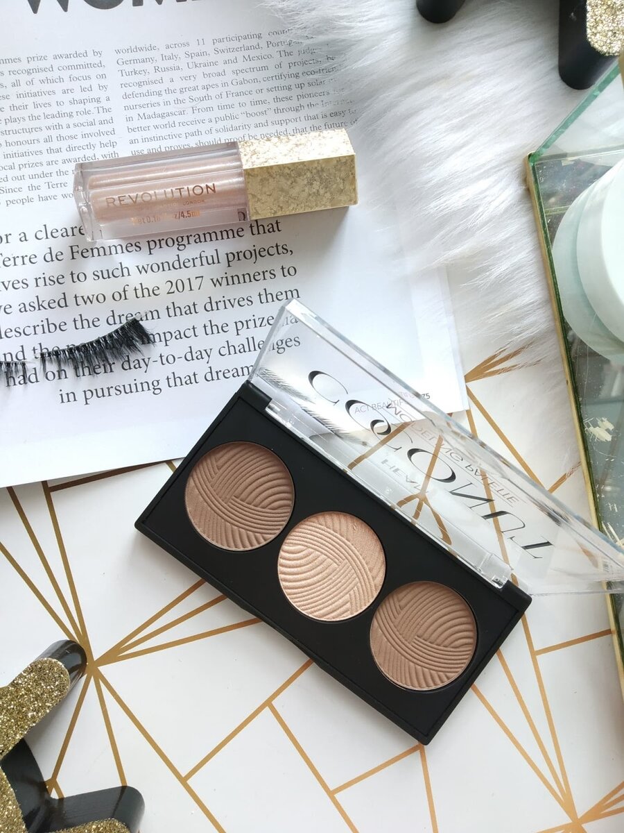 Профессионально подобранное содержимое делает возможным как более легкий вариант для повседневного макияжа, так и основательный, который уместен, например, для фотосессий или сценического грима. 