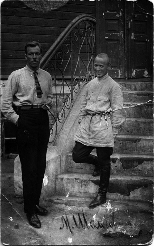 Михаил Шолохов (справа) и и начальник Донецкого окружного ОГПУ Болотов. 1928 год