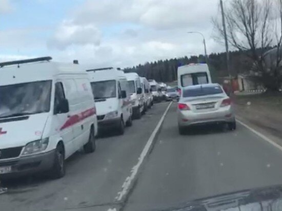 Очередь из машин скорой помощи в  Химках. Фото из интернета