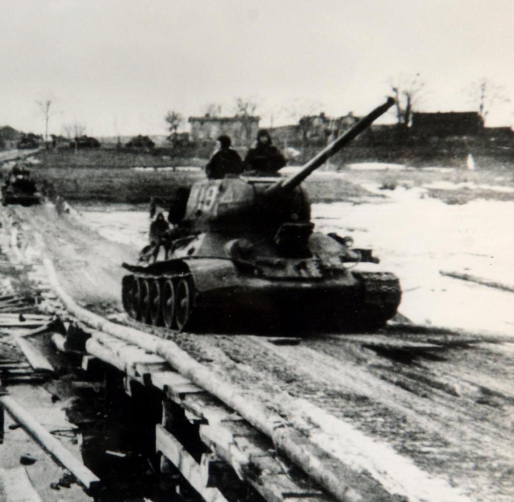 Советские танки наступают на Зееловских высотах