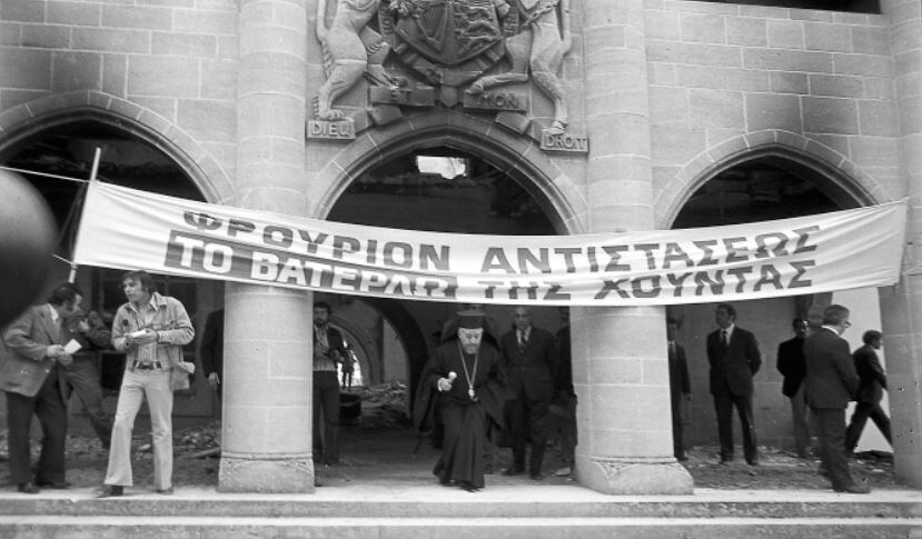 Макариос III сбегает