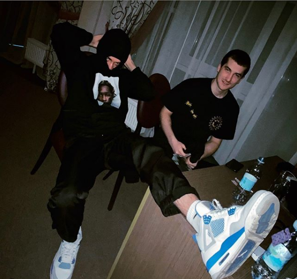 UZI — моя пушка, делает клик-клак Toolie на руках у пацанов моих висят (е)
В Лондоне ребят режут, будто сервелат (да)
Benzo Gang на блоке, значит Benzo там едят (е, е)
Мы большие боссы, это то, как видят нас (видят нас)
В японские штаны залезла твоя блядь (е)
Много принял дури, не могу считать (воу)
Сколько Lovesomemama должна заннов дать
Источник text-pesni.com

Заколки в волосах, легкий макияж
Губы цвета вишни, бриллианты на руках (воу)
Кожа пахнет сладко, дай себя мне облизать (а-а)
Детка любит игры, но я не буду ждать, не— (я не буду ждать, нет-нет)
Сколько баров ты мне принесла? (а)
Я визиты твои быстро забываю (воу)
Мама, я хочу тебя рукой погладить (е)
Ты, как кошка с сумкой, полной белых баров (баров, баров)
Полной белых баров, я не понимаю (е)
Вся аптека растворилась, а в стакане вижу Sprite (алло)
Сутки напролет мы в заннах, но откуда эти бабки?
Неужели это с рэпа, ведь походу это так

UZI — моя пушка, делает click-clack
Toolie на руках у пацанов моих висят (е)
В Лондоне ребят режут, будто сервелат (да)
Benzo Gang на блоке, значит Benzo там едят (е, е)
Мы большие боссы, это то, как видят нас (видят нас)
В японские штаны залезла твоя блядь (е)
Много принял дури, не могу считать (воу)
Сколько Lovesomemama должна заннов дать
Читать на сайте: https://text-pesni.com/wdxw