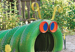 Старые шины — материал, который дарит бесконечный простор для фантазии. Самое главное, что делать практически ничего не нужно. Всего лишь немножко фантазии, разноцветные краски и пару часов свободного времени. Главное, вы можете быть уверены, что ваш малыш не повредится о мягкий материал и получит море удовольствия.