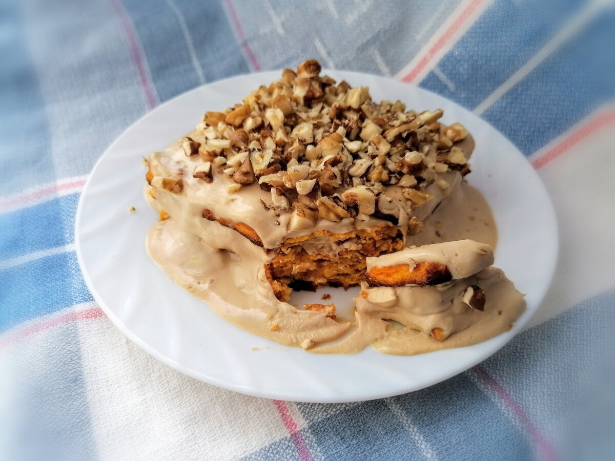 В этом тортике морковь совсем не чувствуется. Он отлично подойдёт на завтрак или перекус.