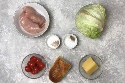 ШАГ 1:
Подготовьте продукты для приготовления салата.