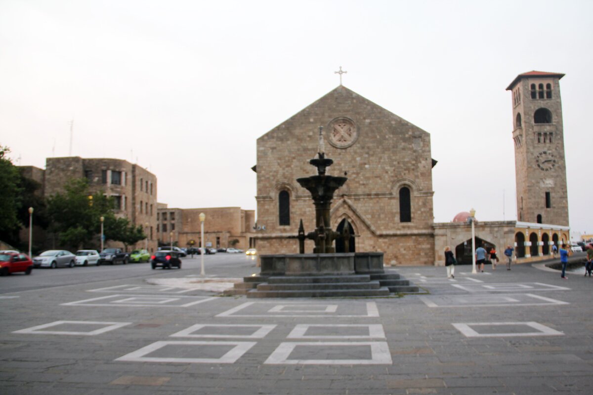 Набережная порта Мандраки 