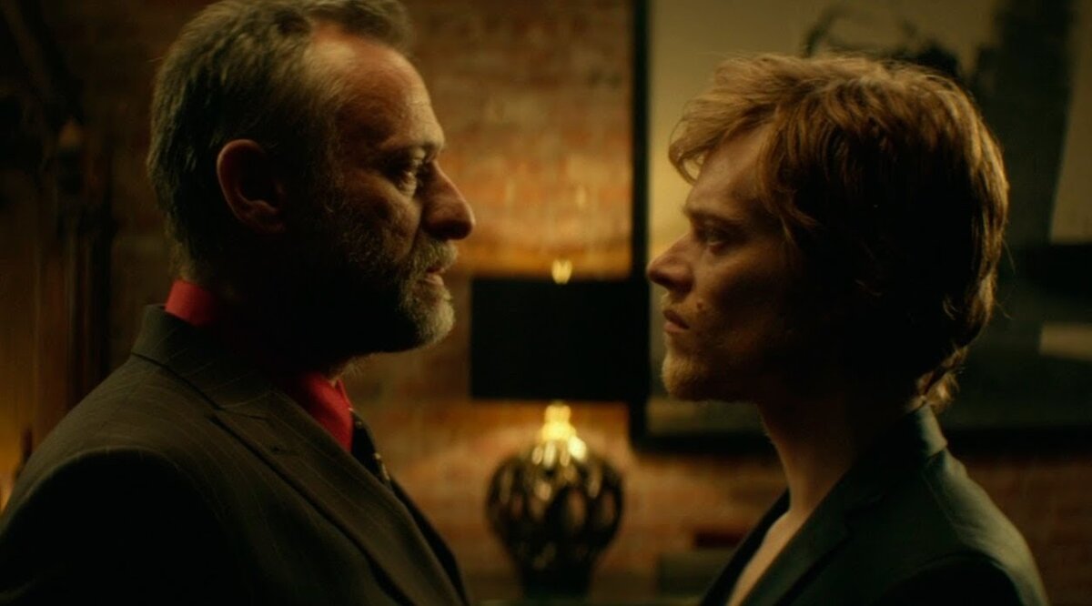 Российский мафиозный авторитет Вигго объясняет своему сыну Йозефу, что тот крепко влип. Кадр из фильма «Джон Уик» 