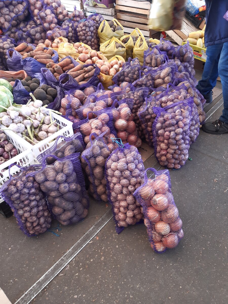 Куплю овощи краснодар. Оптовый рынок. Фрукты на оптовых рынках. Оптовый рынок овощей и фруктов. Оптовый рынок овощей и фруктов в Москве.