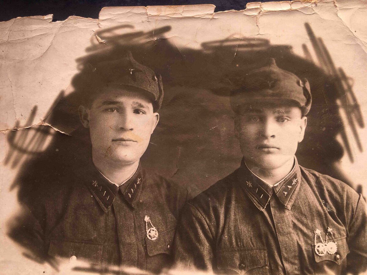 17 декабря 1938 г., отец (справа) с другом.