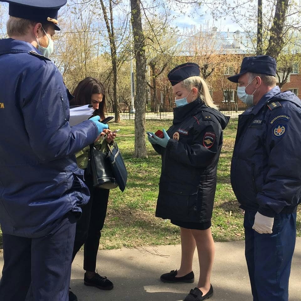 В целях профилактики распространения Covid-19 в Московской области введен режим самоизоляции. В регионе принимаются меры по сдерживанию распространения коронавирусной инфекции, введены обязательные электронные пропуска. 
Сегодня, 30 апреля в городском округе Серпухов пошел рейд по выявлению нарушителей режима самоизоляции. Сотрудники Госадмтехнадзора, полиции  и работники Серпуховского территориального управления ГКУ МО «Мособлпожспас» выявляли нарушителей: граждан и юридических лиц, оказавшихся на улице без пропуска или работающих без соответствующего разрешения. В Серпухов приехали сотрудники Госадмтехнадзора из других муниципальных образований. Они помогали провести рейд на территории всего городского округа. Поводом для рейда стал низкий уровень самоизоляции в Серпухове.

В ходе патрулирования экипажи сотрудников надзорных органов проверяли соблюдение режима самоизоляции, наличие у граждан электронных пропусков и наличия разрешения на работу у юридических лиц. 

Жителям напомнили о необходимости строго соблюдать режим самоизоляции, исключить нахождение на улице и в общественных местах без уважительных причин и обратились с просьбой с пониманием отнестись к принимаемым мерам.

