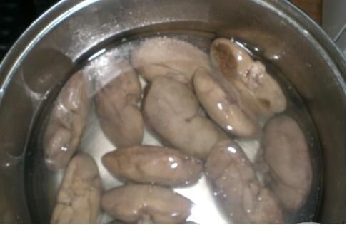     Почки тщательно промыть, затем довести до кипение в воде и еще раз промыть. Такую операцию необходимо проделать 3 раза. Это необходимо делать для того чтобы почки было легко разделывать, и они становяться на много чище.    