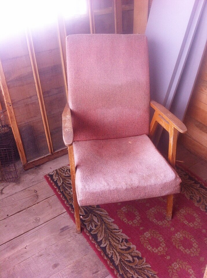 Моё  унылое кресло из прошлого века.