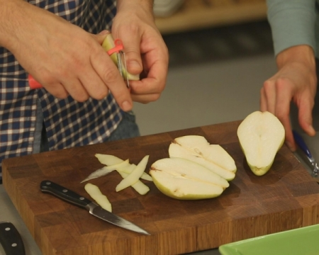 Очистить грушу  и нарезать тонкими ломтиками.