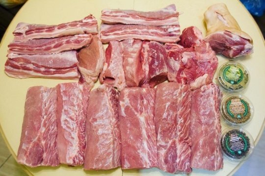 
Маринад довести до кипения и дать остыть до комнатной температуры, залить мясо.
Поставить в прохладное место хотя бы на 4 суток и периодически перемешивать маринад чтобы мясо не залежалось.
