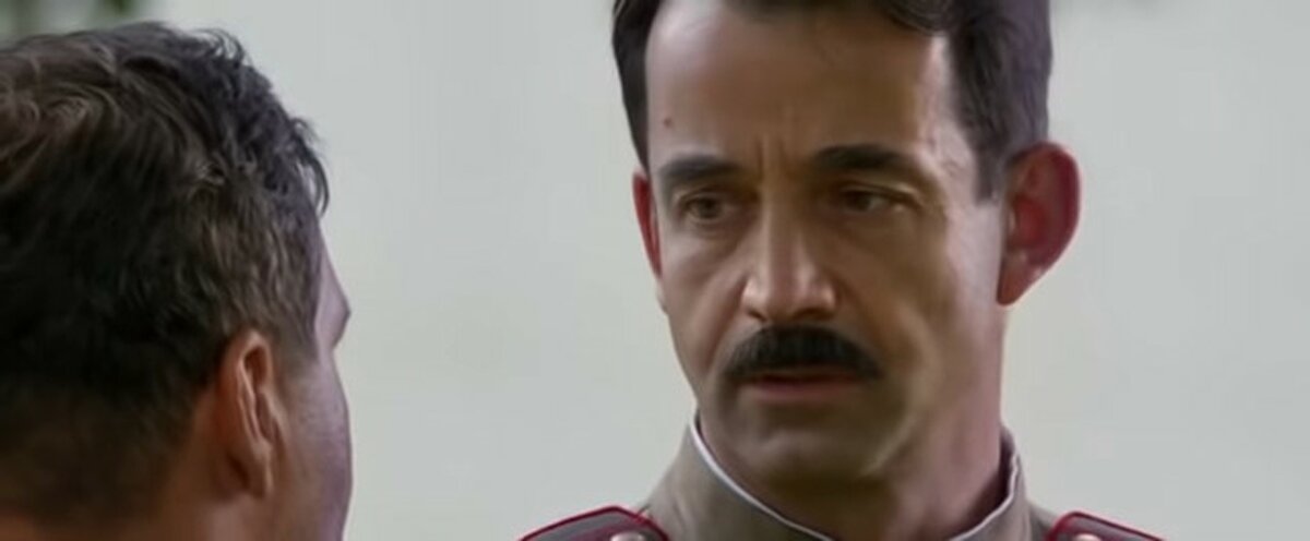 Майора играет Дмитрий Певцов. Сразу бросается в глаза какое количество грима на его лице. "Сделали фасад" на совесть. Весь блестит и лоснится.
