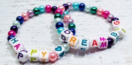 Пример простого детского браслетика из бусин