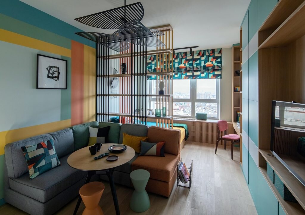 Этот яркий интерьер квартиры площадью 34 м² дизайнера Оксаны Олейник сложно спутать с чем-либо другим. уникальный стиль был создан для квартиры, которая будет сдаваться в аренду. Тем не менее, в квартире по-домашнему уютно и очень жизнерадостно.