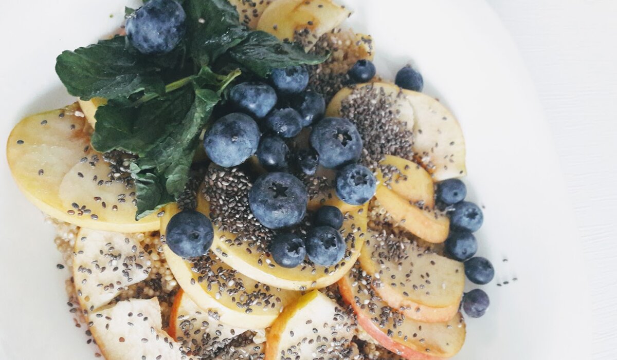 Эксперементируйте с топпингами: свежие и консервированные фрукты, сухофрукты, ягоды, джемы, сметана, варенья и мед. Вариантов множество! А автору лайк за идеи =)