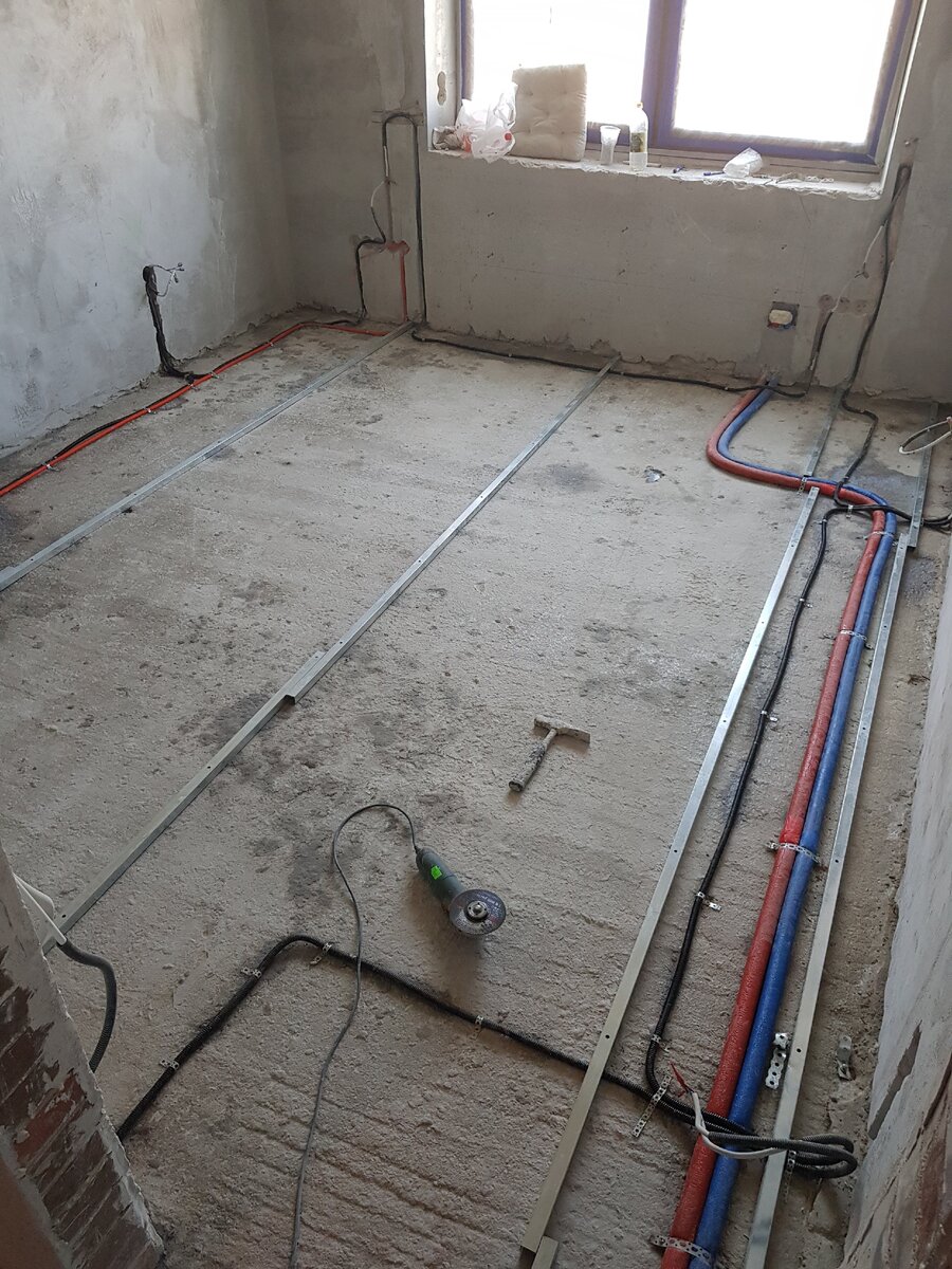 Раскладка труб отопления. Подготовка к установке маяков для стяжки пола.