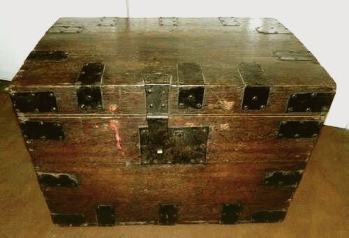 Вот сундук на котором лежала папка. Он совсем старый потому, что достался еще от прабабушки.