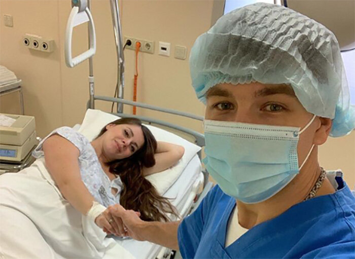 Муж поддерживает Ольгу во время схваток