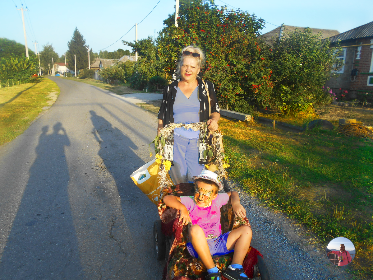 Соседка прислала. Украсили "трон", едут на праздник села