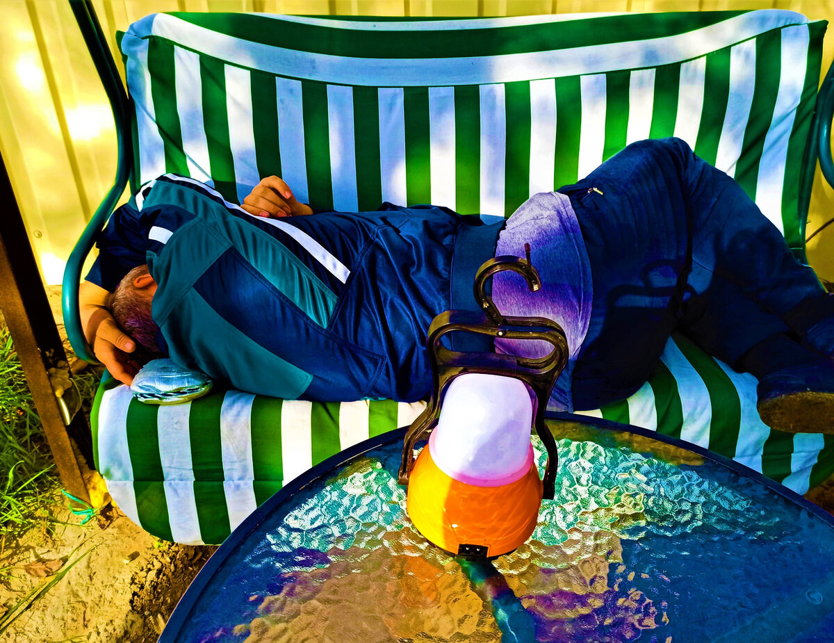  Хотя отдых тоже очень важен, особенно в жаркую пору. Для этой цели садовая качель, расположенная в тиши и тени, подходит лучше всего. Главное, чтобы никто не стоял над душой, как говорит мой муж :). Фото автора.